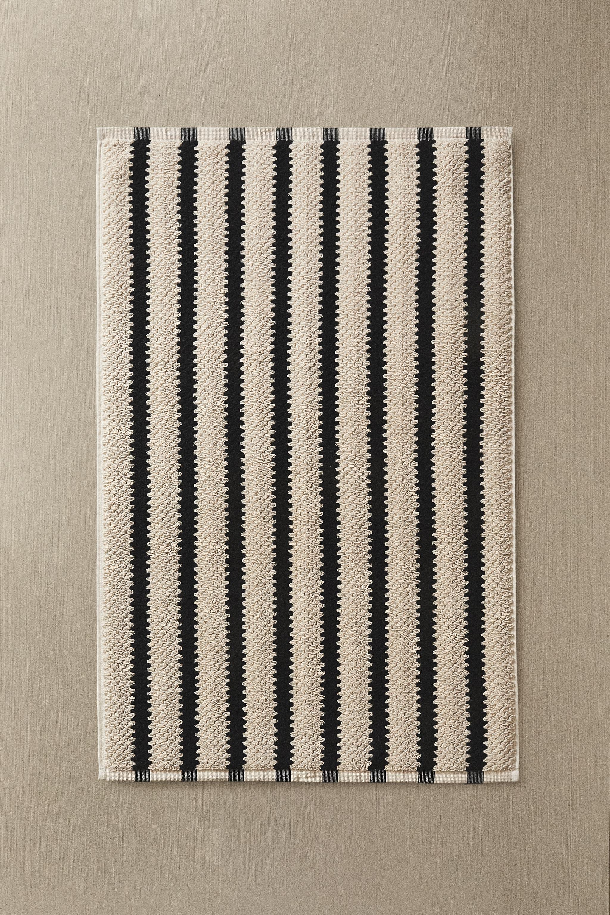 GEOMETRIC JACQUARD BATH MAT